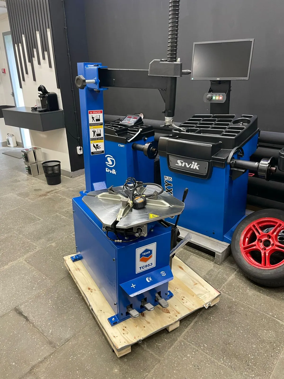 Полуавтоматический шиномонтажный стенд TEMP TC953